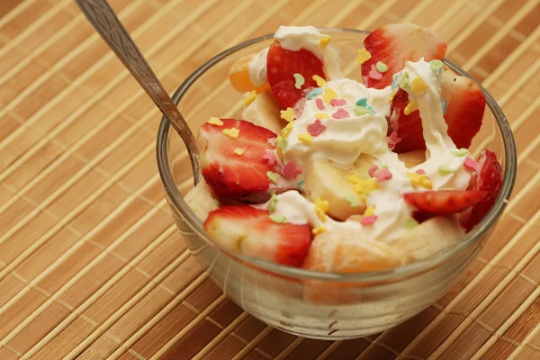 Ensalada de frutas con crema —  Fotos de Stock