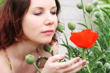 Yaz Park'ta poz çiçekli kadın