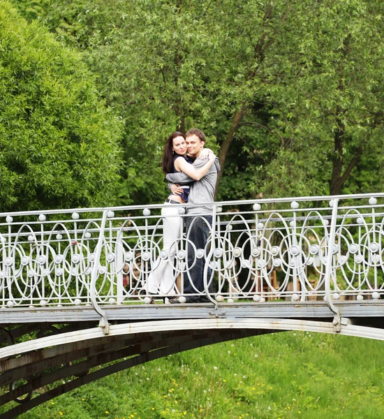 Paar läuft auf Brücke im Park — Stockfoto