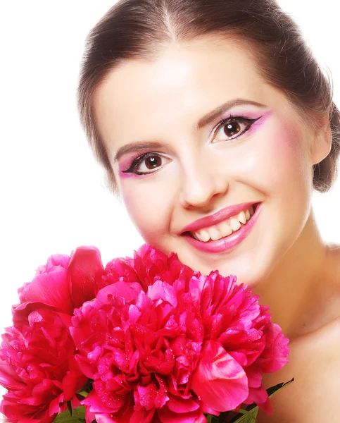 Junge schöne Frau mit rosa Pfingstrose — Stockfoto