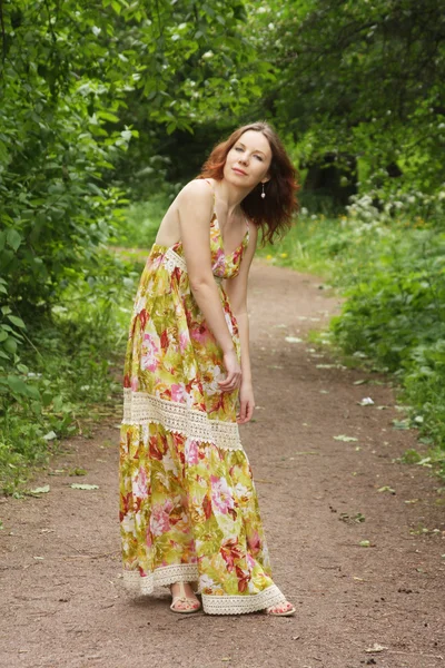 Mulher posando no parque de verão — Fotografia de Stock