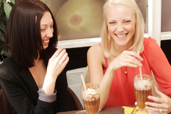 Mujeres jóvenes tomando un café juntos — Foto de Stock