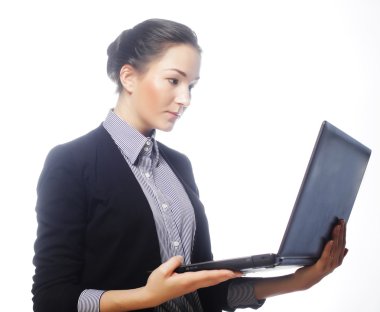 bir laptop tutan genç iş kadını