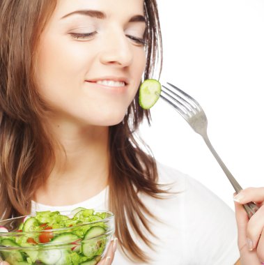 Mutlu kadın salata yiyor.