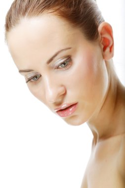 Temiz tenli güzel genç bir kadın.