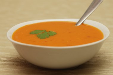 Beyaz kasede kabak çorbası