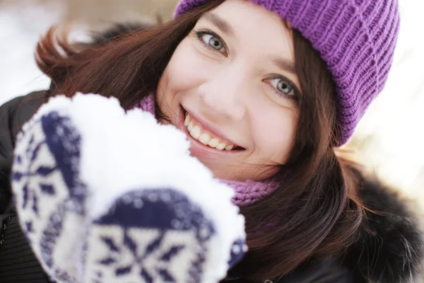 Mujer en el parque de invierno, soplando nieve juguetonamente —  Fotos de Stock