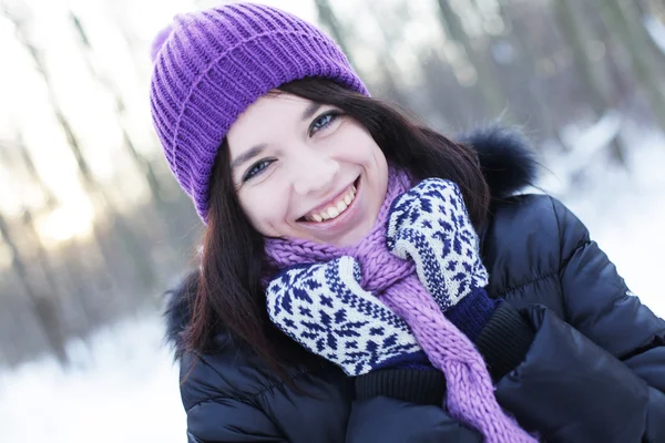 Vrouw in winterpark — Stockfoto