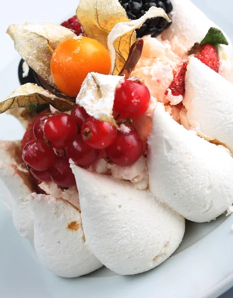 White Cream Icing Cake with Fruits and Chocolate — Stock Photo, Image