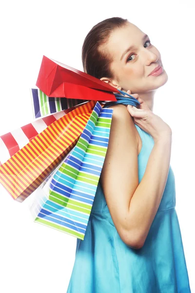 Jovem mulher carregando sacos de compras — Fotografia de Stock