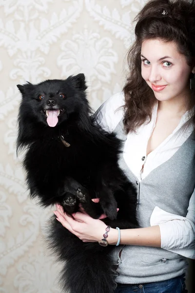 Donna in possesso di cane nero — Foto Stock