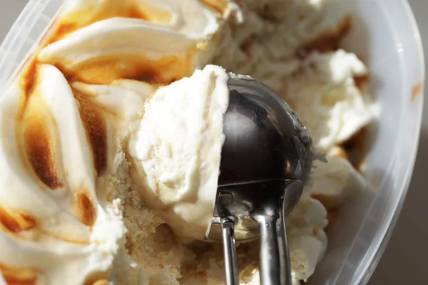 흰 컵에 특별 숟가락을 넣은 크림 모양의 카라멜 아이스크림 — 스톡 사진