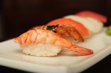 Beyaz tabakta suşi..