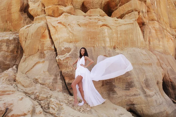 Mulher no deserto sobre fundo de areia — Fotografia de Stock