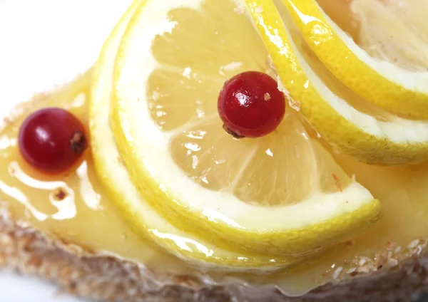 Cake decorated with lemon — Stock Photo, Image