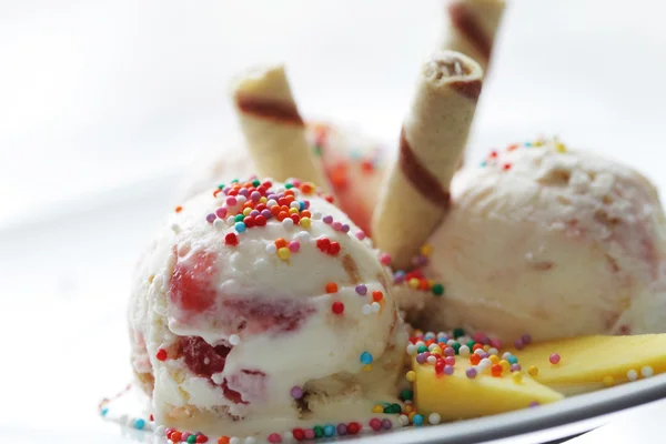 Strawberry ice cream with mango — Stock Photo, Image