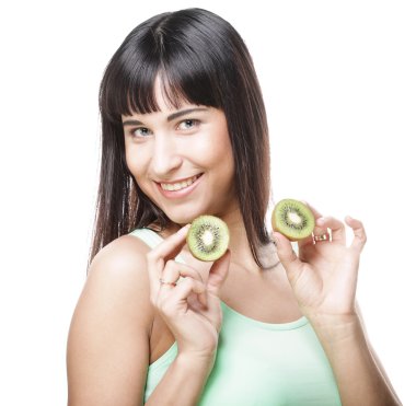 Kivi tutan mutlu kadın.