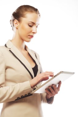 Tablet üzerinde çalışan genç iş kadını