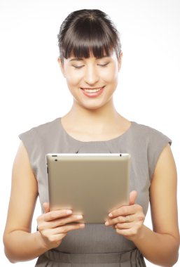 Tablet üzerinde çalışan genç iş kadını