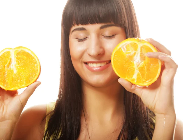 Vrouw met sinaasappelen in haar handen — Stockfoto