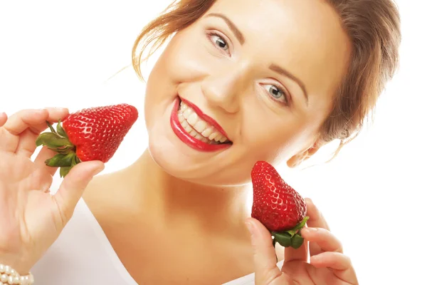 Bela mulher sorridente feliz com morango — Fotografia de Stock