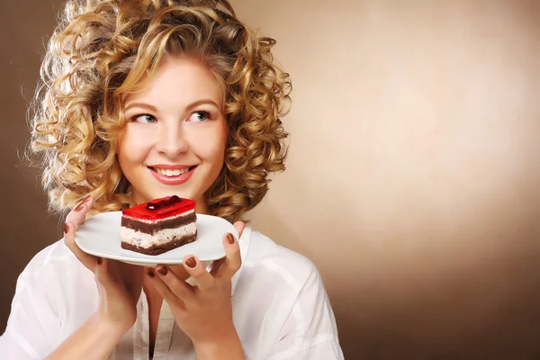 Jeune femme avec un gâteau — Photo