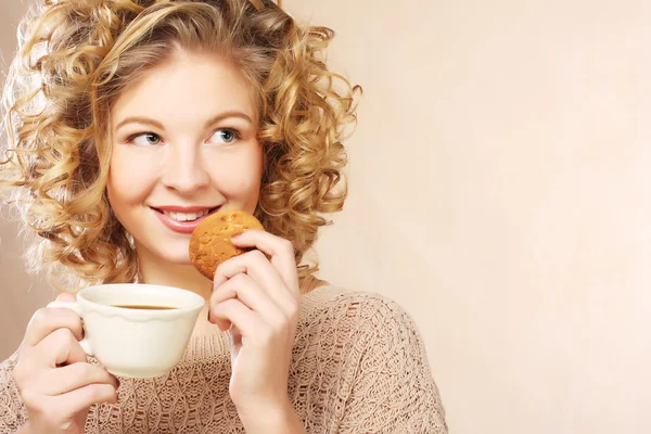 Женщина с кофе и печеньем — стоковое фото