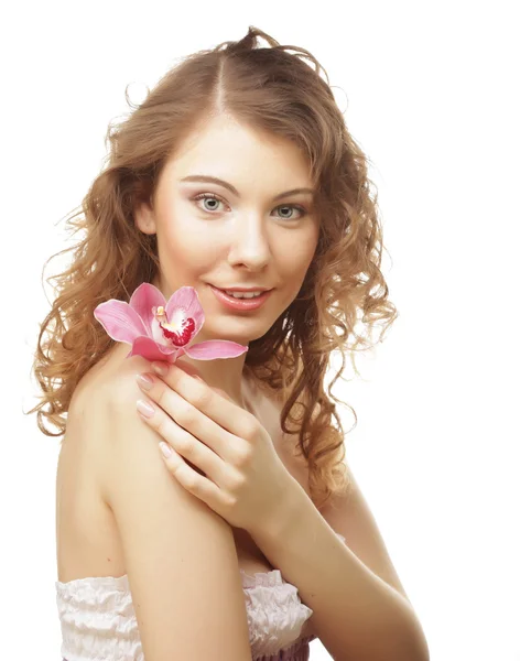 Красивая женщина с розовой орхидеей — стоковое фото