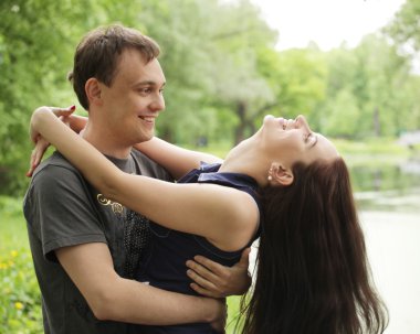 mutlu genç adam kız arkadaşı ile