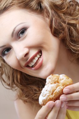 Kadın pasta ile gülüyor