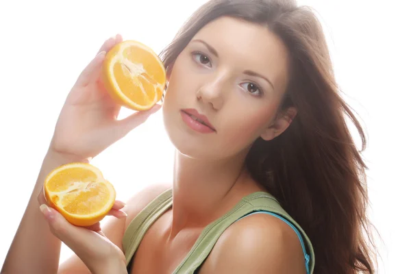 Mujer con naranjas en las manos — Foto de Stock