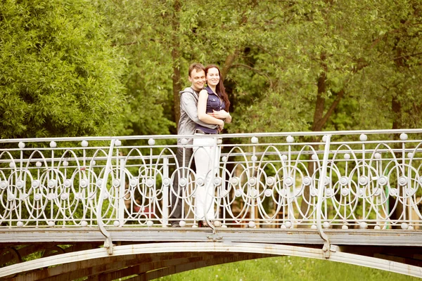 Jong koppel een wandeling — Stockfoto