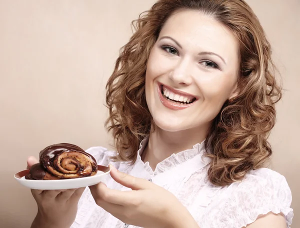 Lachende vrouw met cake — Stockfoto