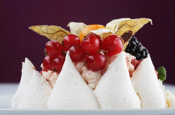 White Cream Icing Cake with Fruits and Chocolate — Stock Photo, Image