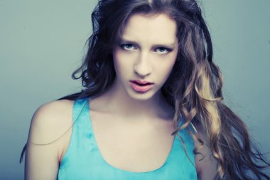 güzel uzun sarı kıvırcık saçlar kadınla