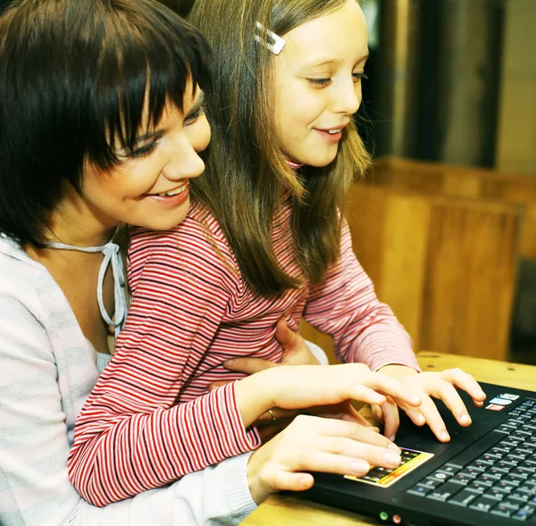 Mãe & daugther olhando para o computador — Fotografia de Stock