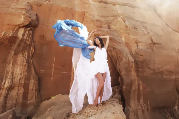 Mulher morena no deserto — Fotografia de Stock