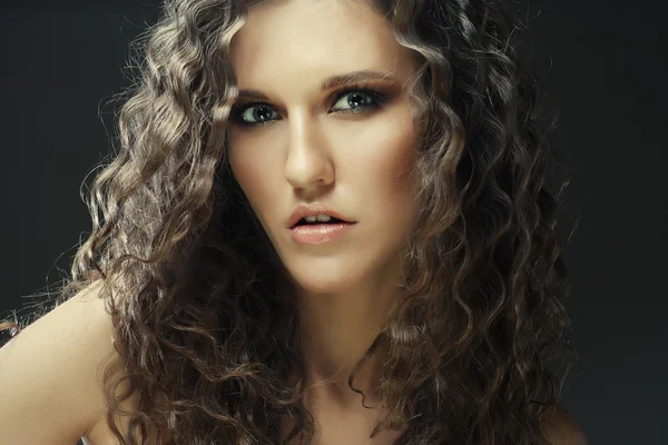 Mulher bonita com longos cabelos encaracolados — Fotografia de Stock