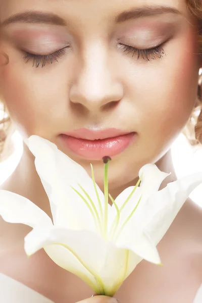 Mujer con lirio blanco — Foto de Stock