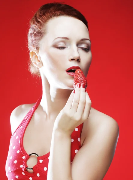 Girl eating strawberries — Zdjęcie stockowe