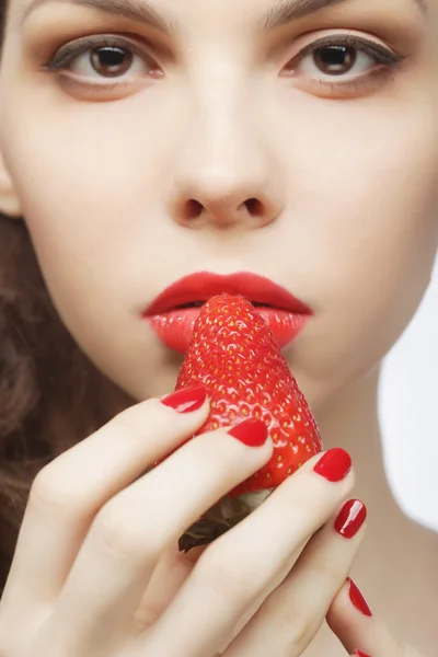 섹시 한 여자는 달콤한 딸기를 들고 — 스톡 사진