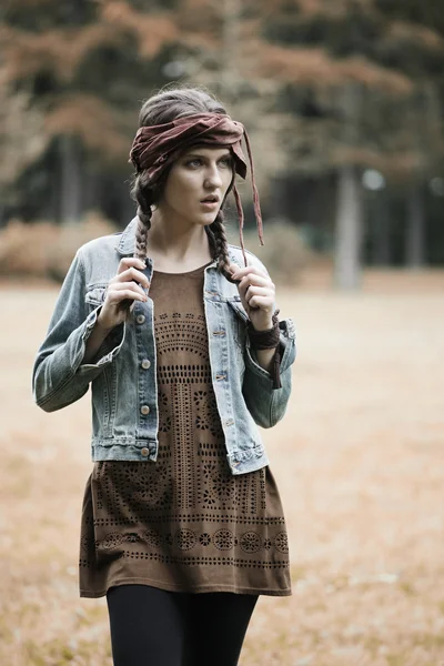 Fashion model posing in summer park — Stock Photo, Image