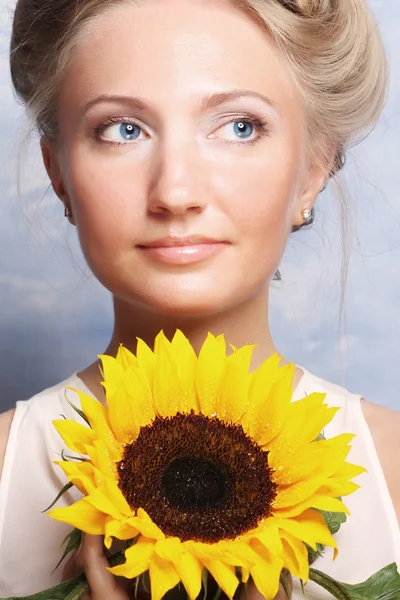 Gelukkige vrouw met zonnebloemen — Stockfoto