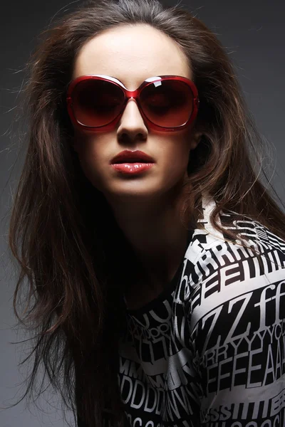 Mode femme portrait portant des lunettes de soleil — Photo
