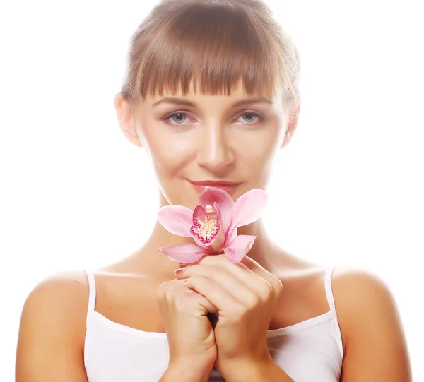 Mladá krásná žena s růžovou květinou — Stock fotografie