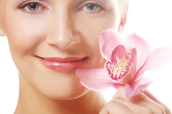Jonge mooie vrouw met roze bloem — Stockfoto