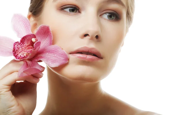 Frau mit rosa Orchidee — Stockfoto