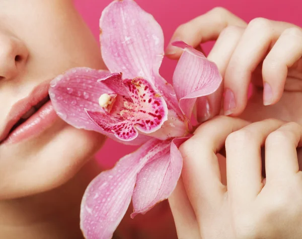 Mulher com flor de orquídea — Fotografia de Stock