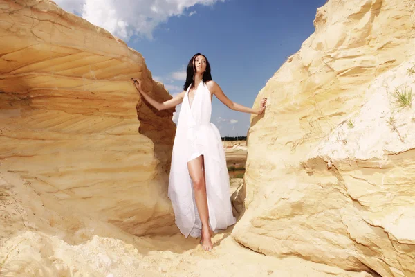 Frau in weißem Kleid tanzt in der Wüste — Stockfoto