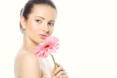 Pembe gerberli güzel bir kadın.
